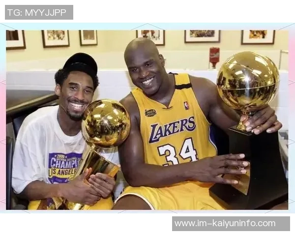 谢里夫奥尼尔特意前来致敬科比叔叔与雕像合影留念