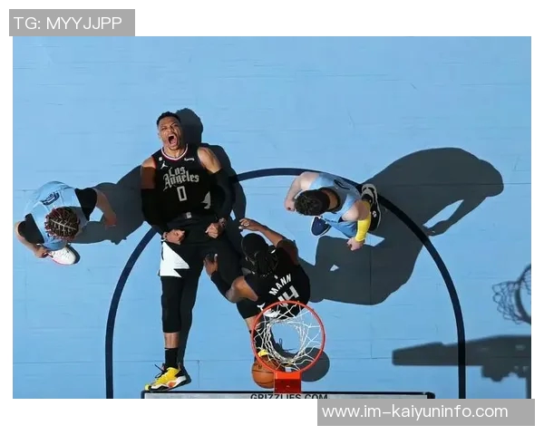 威少训练馆挥汗如雨新赛季去向仍悬而未决引发球迷热议